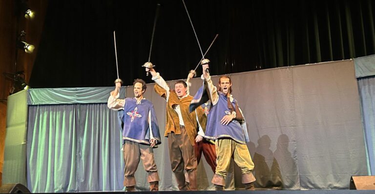 „Un pour tous, tous pour un!“: Aufführung von „Les Trois Mousquetaires“
