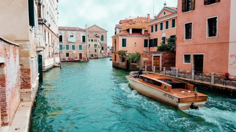 Venezianische Entdeckungsreise: Kulturtouristikgruppe in der Lagunenstadt