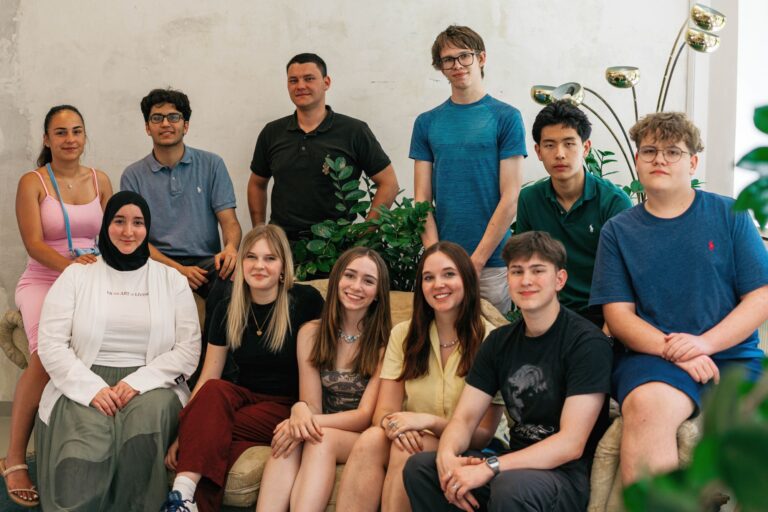 #DemokratieMachtSchule: Schülerin Zheina Abdulaeva bei Projektabschluss im Bildungsministerium