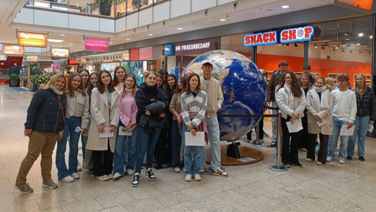 „Terra Blue“: 3AHW und 3CHW besuchen Ausstellung zum globalen Wandel