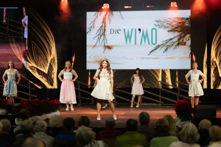 Wenn Tradition auf Talent trifft: Modeschülerinnen zeigen Dirndl-Designs am Laufsteg