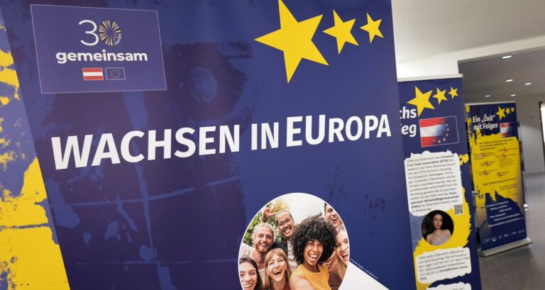 Ab sofort an der WI’MO: Wanderausstellung „Wachsen in Europa“