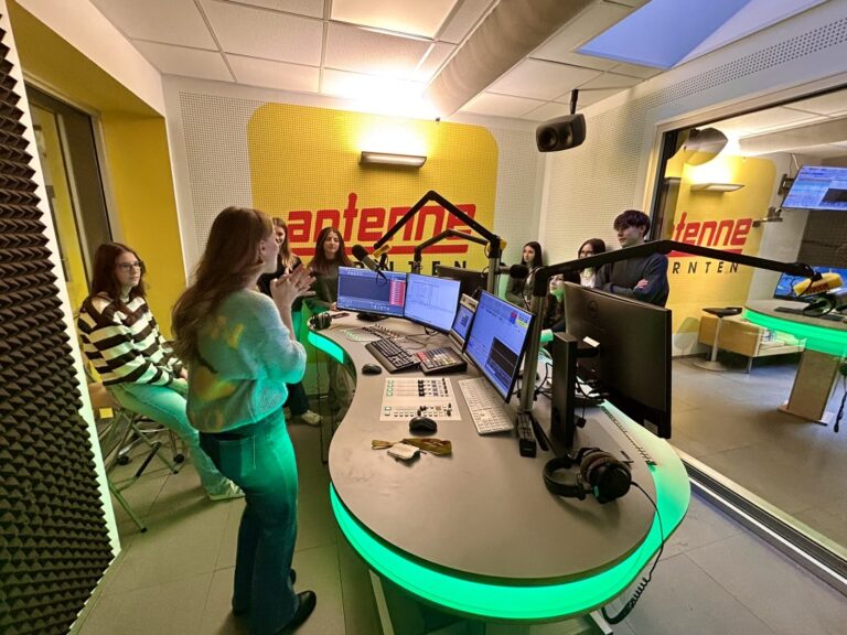 Open Skills Lab: Projektgruppe bei Antenne Kärnten on air