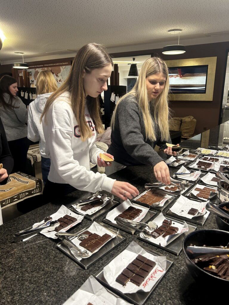 „Einfach Glück genießen“: 3. Klassen besuchen Craigher Schokolade in Friesach