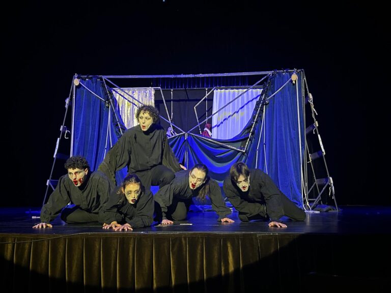 Zeitlose Themen auf moderner Bühne: 4BHM und 5AHM im französischen Theater