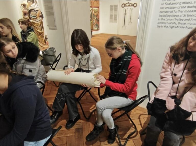 Zeitreise ins Mittelalter: Die 2AHM im kärnten.museum