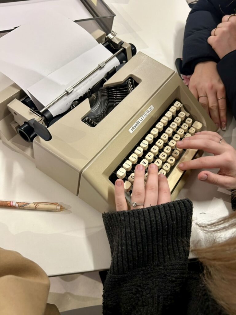 So arbeiten Autor*innen: Besuch der Ausstellung „Streichungen“ an der AAU