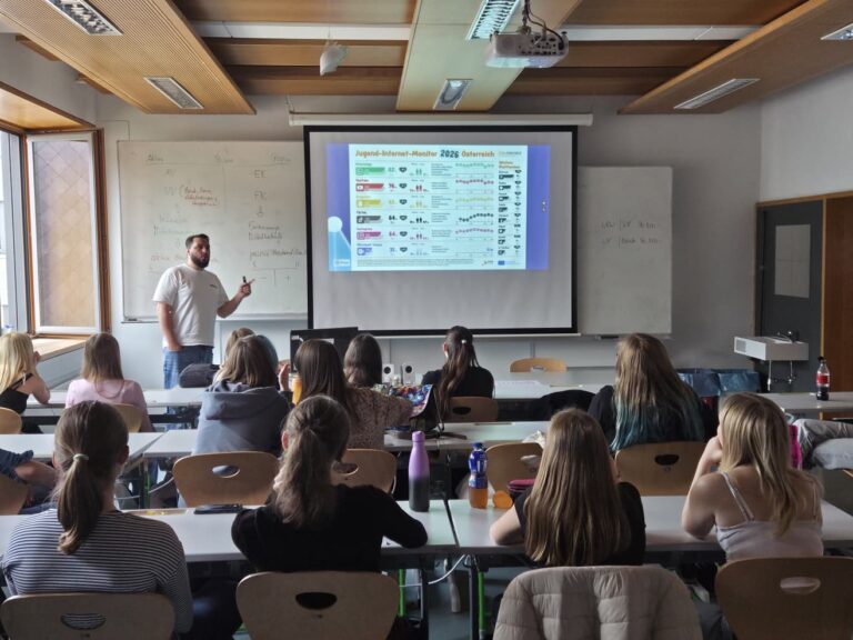 Digitale Medien im Fokus: Young Caritas zu Gast in der 1BHM