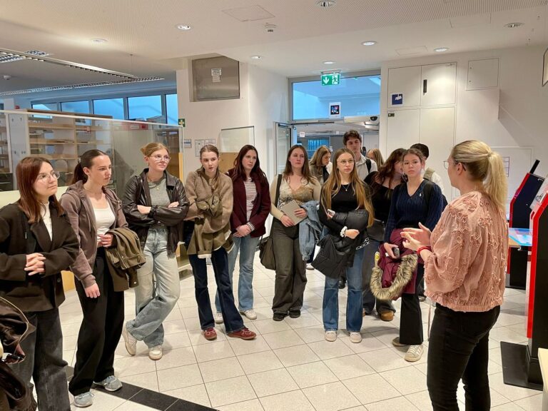 Auf in die Recherche: 4. Klassen besuchen Universitätsbibliothek