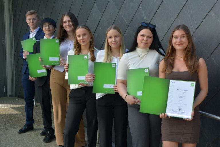 Bereit für die Karriere: Fachschüler*innen meistern Front-Office-Prüfung des WIFI