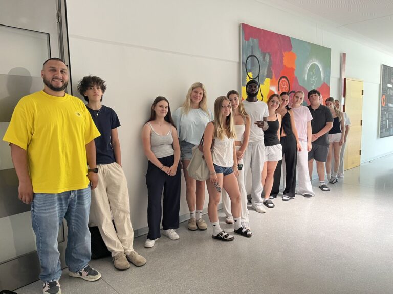 Young Caritas sensibilisiert 1AMW für Social Media und Künstliche Intelligenz