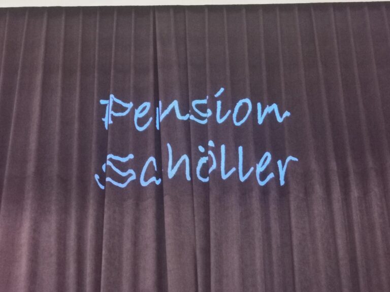 Turbulente Verwechslungen: 1AWF besucht „Pension Schöller“