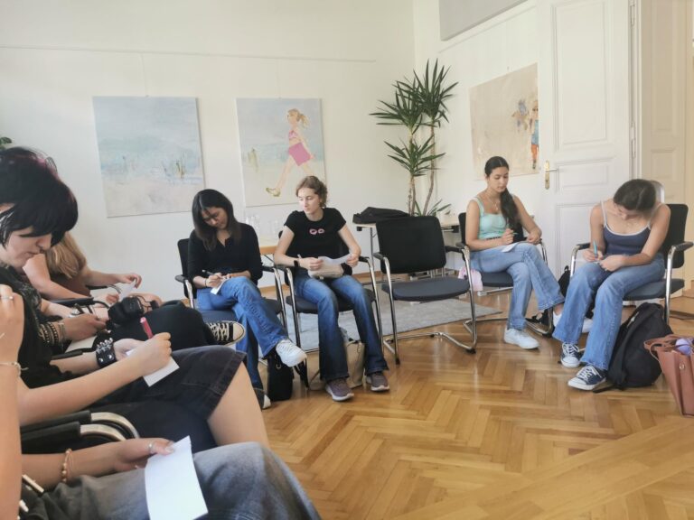 Sensibel für Gewalt: Ethikgruppe besucht Gewaltschutzzentrum